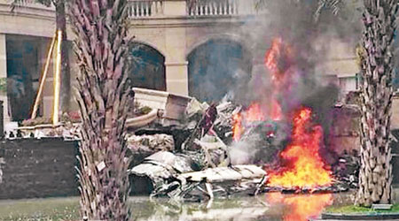 戰機墜落在水池旁後起火燃燒。（互聯網圖片）