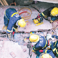 消防員在場搜救被埋工人。（互聯網圖片）