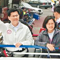 蔡英文（右）陪同民進黨台中市長候選人林佳龍掃街拉票。 （互聯網圖片）