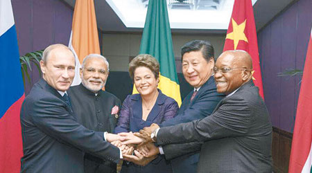 金磚五國領導人舉行非正式會晤。左起：俄羅斯總統普京、印度總理莫迪、巴西總統羅塞夫、中國國家主席習近平、南非總統祖馬。（互聯網圖片）