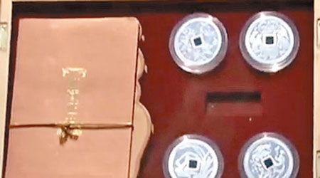 袋中裝有紀念銀幣套裝及各國錢幣等。（互聯網圖片）