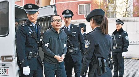 楊秀宇被押入法庭聽取宣判。（中新社圖片）