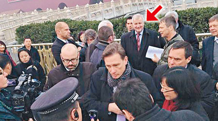 希霍夫在天安門接受訪問時（箭嘴示）被北京公安制止。（互聯網圖片）