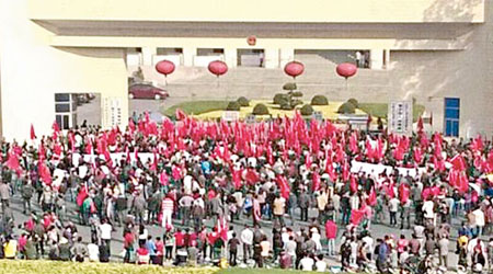 數千人前日上午圍堵市政府大樓，要求當局釋放被捕村民。（互聯網圖片）