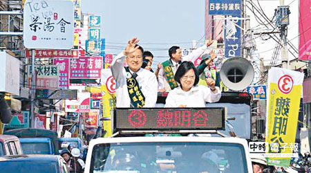 蔡英文（右）陪同彰化縣長候選人魏明谷掃街拉票。（互聯網圖片）