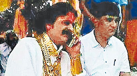 該名富豪父親（左）亦在婚宴上穿金戴銀。（互聯網圖片）