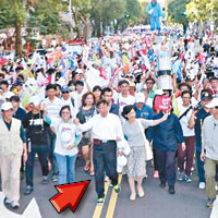 柯文哲（箭嘴示）昨舉行擁抱台北嘉年華，宣稱逾二十萬人參與。（互聯網圖片）