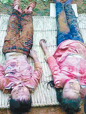 社交網站上瘋傳的兩童屍照，證實是雲南地震中死者。（互聯網圖片）