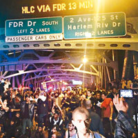 紐約的羅伯特‧甘迺迪大橋被示威者佔領。（互聯網圖片）