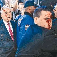 紐約市警察總長布拉頓（前左）在時代廣場被人淋假血。（互聯網圖片）