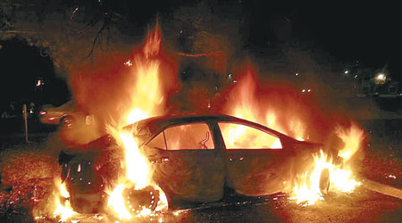 新華社記者的汽車遭燒毀。（互聯網圖片）