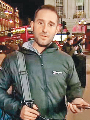 霍根走上倫敦街頭，同時用iPhone 6及攝錄機拍攝短片。（互聯網圖片）