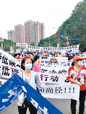 深圳龍崗大批居民手持橫額上街遊行。（互聯網圖片）