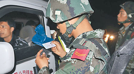 雲南武警嚴查通關車輛。（互聯網圖片）
