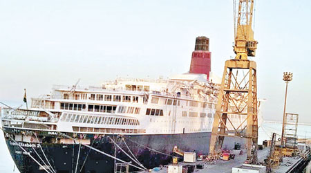 伊利沙伯王后二號現時停泊在杜拜碼頭，日久失修。（互聯網圖片）