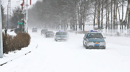 黑龍江連日受風雪吹襲，道路滿是白雪。（互聯網圖片）