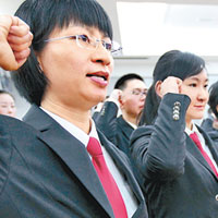 四川省高級人民法院二十四名初任法官和優秀法官代表向憲法宣誓。（中新社圖片）