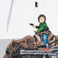 小孩騎着配備機關槍的巨熊，曉有寓意。（互聯網圖片）