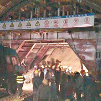 高速公路隧道施工時塌方，多人被困。（互聯網圖片）