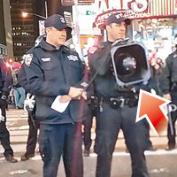 警方在紐約時代廣場部署大量警力，並配備音波炮（箭嘴示）。（互聯網圖片）