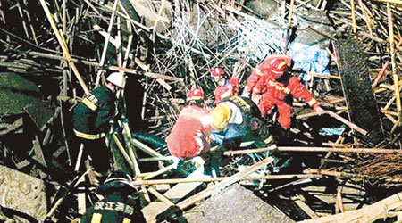 救援人員在曹禺大劇院意外現場搜索被埋死傷者。（互聯網圖片）