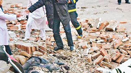 救援人員到場後挖出五名遇難女生遺體。（互聯網圖片）