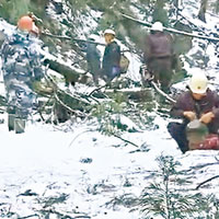 自衞隊成員在東三好町清理倒塌的樹木。（互聯網圖片）
