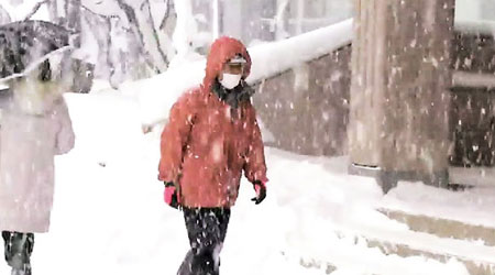 青森巿民眾冒雪前往票站。（互聯網圖片）