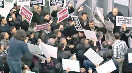 警方到《時代報》拘捕總編輯杜曼里期間，大批示威者包圍報社入口。（互聯網圖片）