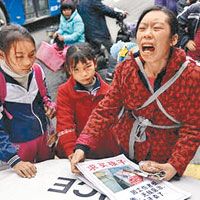 倪女士跪在街頭哭訴迫於無奈才賣女。（互聯網圖片）