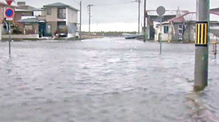 根室巿出現海水倒灌，街道嚴重水浸。（互聯網圖片）