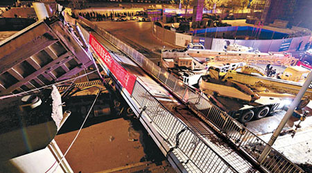 長沙行人天橋垮塌，砸中貨車（左）。（中新社圖片）
