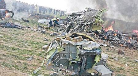 戰機墜毀後機件散落一地，圖左疑為駕駛員屍體。（互聯網圖片）