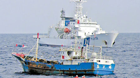 中國漁船（中）被日本截獲。（互聯網圖片）