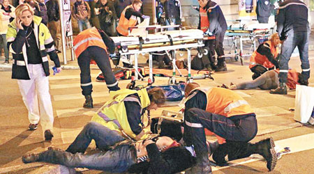 救護人員即場為傷者急救。（互聯網圖片）