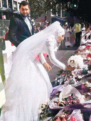身穿回教婚紗的卡西姆，在花海中放下一束白玫瑰花球。（互聯網圖片）