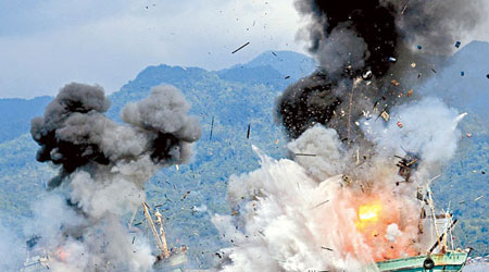 印尼當局炸沉兩艘涉嫌非法捕魚的外國船隻。（互聯網圖片）