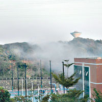 學校四周經常瀰漫着白色煙霧。（互聯網圖片）