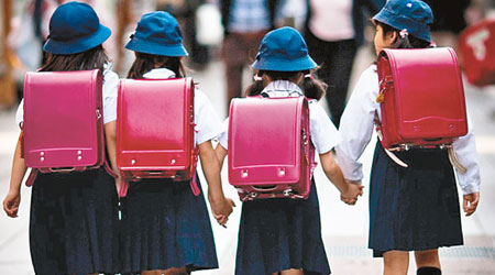日本小學生硬式雙肩書包的市場日漸萎縮。（互聯網圖片）