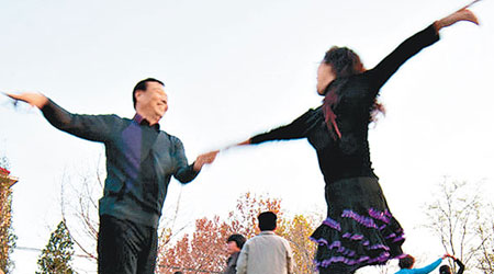 廣州當局有意限制公園內健身、娛樂等活動，被指針對廣場舞。（互聯網圖片）