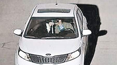 司機不顧行車安全，與身旁的女子熱吻。（互聯網圖片）