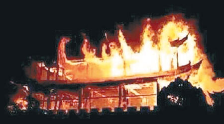 拱辰樓被火吞噬。（互聯網圖片）