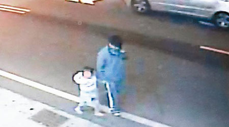 李文億被拍到帶着女兒棄車步行逃逸。（互聯網圖片）