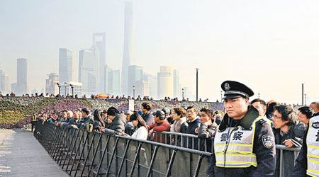 市民到外灘哀悼遇難者，警察增加鐵欄維持秩序。（中新社圖片）