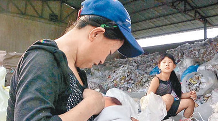 回收場內工人需在工作期間餵哺子女。（互聯網圖片）
