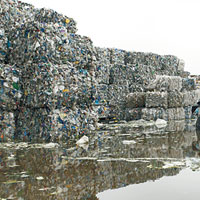 塑膠回收場內的洋垃圾堆積如山。（互聯網圖片）