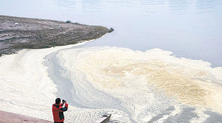 有人竟將化糞池的糞水直接排到長江。（互聯網圖片）
