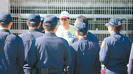 有反對陳水扁保外就醫民眾在監獄外抗議。（中新社圖片）