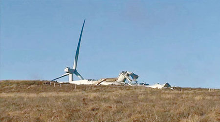 風力發電機整個倒下，碎片散落一地。（互聯網圖片）