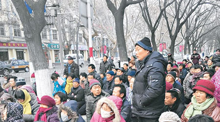 山東二百多名老村民為向市長反映領導貪污，不惜冒着寒風跪地求見。（互聯網圖片）